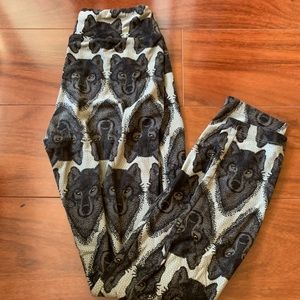 Super hard to find Lularoe Wolves leggings Tween